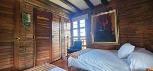 Φωτογραφία από το άλμπουμ του Rustic, 6BR Chalet on Beautiful Estate σε Ριονέγρο