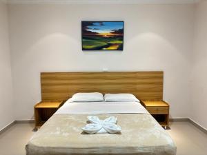 - une chambre avec un lit doté d'un oriel blanc dans l'établissement Paradise Resort, à Los Santos 14 autres photos