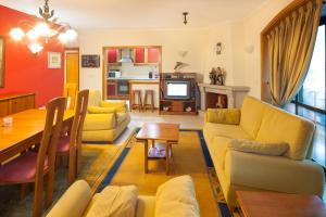 オバールにあるOceanos premium apartmentのリビングルーム(黄色のソファ、テーブル付)
