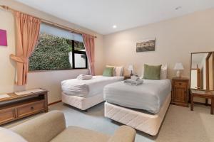 Postel nebo postele na pokoji v ubytování Stunning lakeview and mountain family retreat