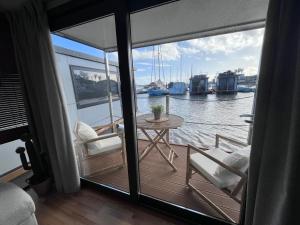 圣玛丽亚港Casa Flotante El Refugio del Pirata的船上的阳台配有桌椅