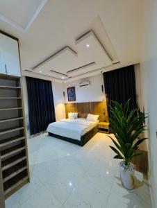 Postel nebo postele na pokoji v ubytování JAYZ Shortlet Apartment