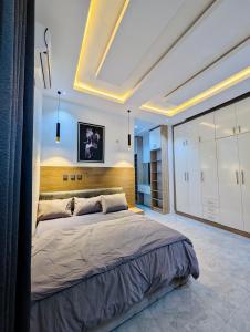 Postel nebo postele na pokoji v ubytování JAYZ Shortlet Apartment + 37 fotografií