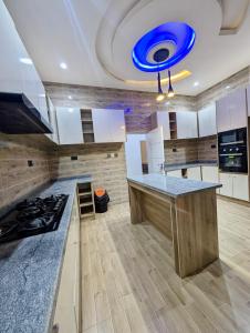 Kuchyň nebo kuchyňský kout v ubytování JAYZ Shortlet Apartment