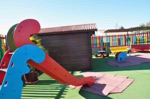- une aire de jeux avec toboggan dans un parc dans l'établissement Bungalows Santa Clara, à Playa del Ingles
