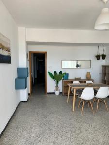 a dining room with a table and chairs at Brisa de mar in El Perelló