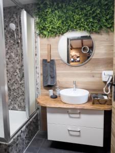 a bathroom with a sink and a mirror at FeWo Ottobeurens Schmuckstück Gemütlich-Stylische Wohnung - AMETHYST in Ottobeuren