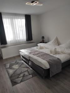 ein Schlafzimmer mit zwei Betten und einem Fenster in der Unterkunft Appartment Messe in Köln