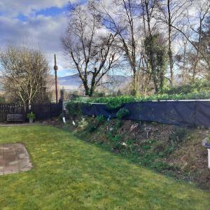 Taman di luar Cozy Holiday Home in the Scenic Glen of Aherlow