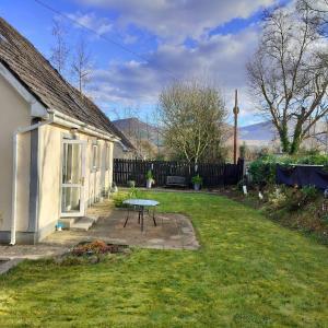 Taman di luar Cozy Holiday Home in the Scenic Glen of Aherlow