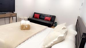 una sala de estar con una cama y un sofá en Cozy Terrebonne, en Terrebonne
