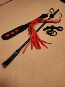 a pair of scissors sitting on top of a table at Gîte-Love Room L'Albizia - Escapade romantique in Bindernheim