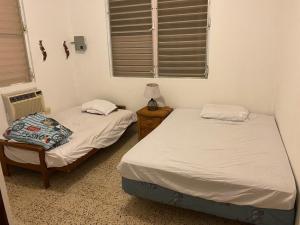 StellaにあるCasa Playa Estelaの窓のある部屋にツインベッドが2台 +1枚の写真