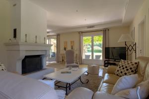 un salon avec un canapé et une cheminée dans l'établissement Villa Indigo, à Saint-Rémy-de-Provence