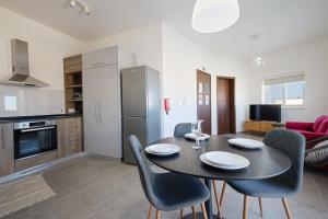 Кухня или мини-кухня в Cosy 1 BD Penthouse in Bugibba - Corner Terrace with Sea Views
