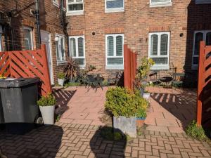 Taman di luar Apartment with Outside Patio and Car Space