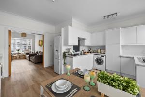 Η κουζίνα ή μικρή κουζίνα στο Townhouse with modern mobility accessible apartment including widened doors and ramps, pets welcome, 5 bedrooms, secure off road parking, near Home Park, golf, pitch and putt, tennis courts, Argyle, eateries, microbrewery, pubs, boutique shops and salons
