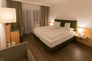 ein Schlafzimmer mit einem großen Bett und einer Couch in der Unterkunft Hotel Grünes Türl in Bad Schallerbach + 25 Fotos