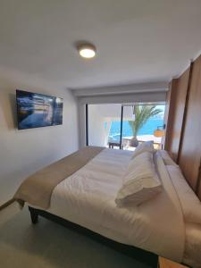 ein Schlafzimmer mit einem großen Bett und Meerblick in der Unterkunft Maré Hotel Boutique in Viña del Mar