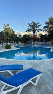 Bazén v ubytování Paphos gardens studio suite nebo v jeho okolí