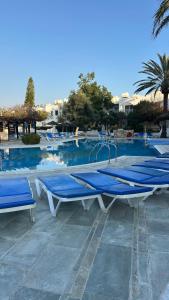 Bazén v ubytování Paphos gardens studio suite nebo v jeho okolí