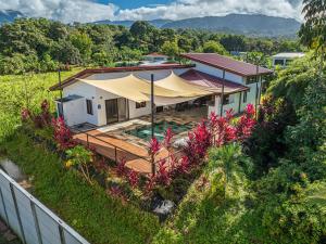 Nespecifikovaný výhled na hory nebo výhled na hory při pohledu z vily