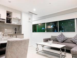 Dapur atau dapur kecil di Suite con Jacuzzi y GYM en Puerto Santa Ana