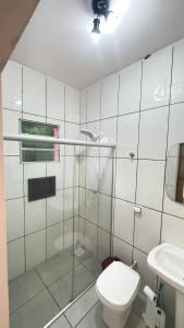 Un baño con ducha, inodoro y lavabo. en Rubi, en São Pedro 30 fotos más