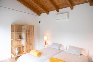 Postel nebo postele na pokoji v ubytování KH Lezama Suites, Breakfast & Laundry LB0530