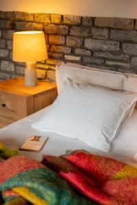 Postel nebo postele na pokoji v ubytování KH Lezama Suites, Breakfast & Laundry LB0530
