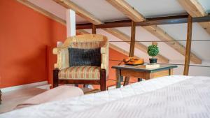 une chambre avec un lit, une chaise et une table dans l'établissement Loreto LYA SEA VIEW APARTMENTS, à Rovinj