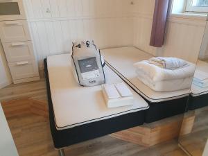 una mesa de cristal con una báscula y una cama en ella en 2-bedroom, walking distance to the city center, en Drammen