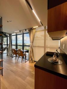 Kuchyň nebo kuchyňský kout v ubytování Setai Edition - by Jess