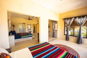 une chambre avec un lit et un grand miroir dans l'établissement 3 Bedrooms house shared pool, à Holbox 79 autres photos