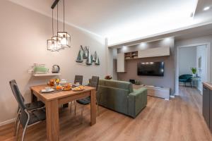 Un televizor și/sau centru de divertisment la BG Apartments - Central and quiet two bedroom flat