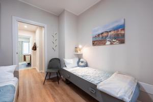 Un pat sau paturi într-o cameră la BG Apartments - Central and quiet two bedroom flat