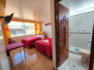 Postel nebo postele na pokoji v ubytování HOSTAL ACUARIUS PUNO