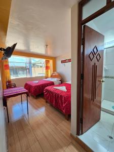 Postel nebo postele na pokoji v ubytování HOSTAL ACUARIUS PUNO