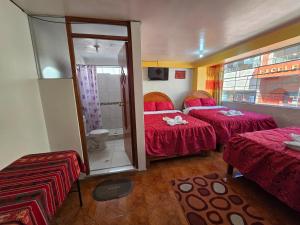 Postel nebo postele na pokoji v ubytování HOSTAL ACUARIUS PUNO