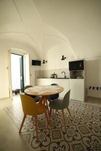 a kitchen with a table and chairs in a room at Suite centro storico in Locorotondo