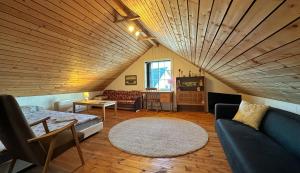 VoldaCozy Cabin的客厅设有大型木制天花板。