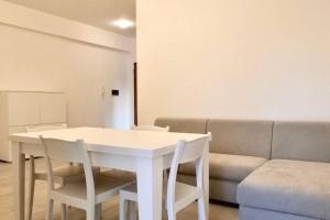 una mesa blanca y sillas en una sala de estar con sofá en Luxury Apartments Schiavonea, en Marina di Schiavonea 10 fotos más