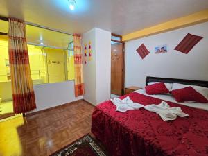Postel nebo postele na pokoji v ubytování HOSTAL ACUARIUS PUNO