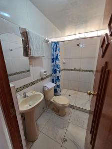 Koupelna v ubytování HOSTAL ACUARIUS PUNO