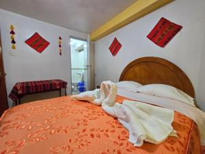Postel nebo postele na pokoji v ubytování HOSTAL ACUARIUS PUNO
