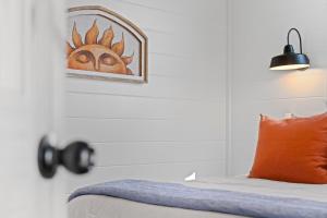 Postel nebo postele na pokoji v ubytování Ori Treehouse Lux Hot tub Fredericksburg Tesla EV