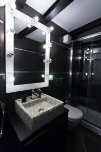 ラ・スペツィアにあるVilla Federiciのバスルーム(洗面台、トイレ、鏡付)