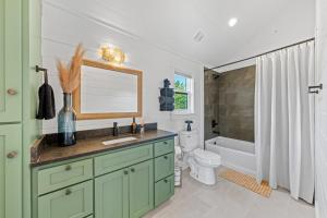 Ένα μπάνιο στο Apollo Treehouse Lux Hot tub Fredericksburg EV