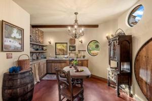 Dapur atau dapur kecil di Traveler Hobbit House Hot Tub BBQ Wifi Fredericksburg +10 gambar