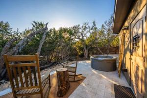 Balkoni atau teres di Traveler Hobbit House Hot Tub BBQ Wifi Fredericksburg